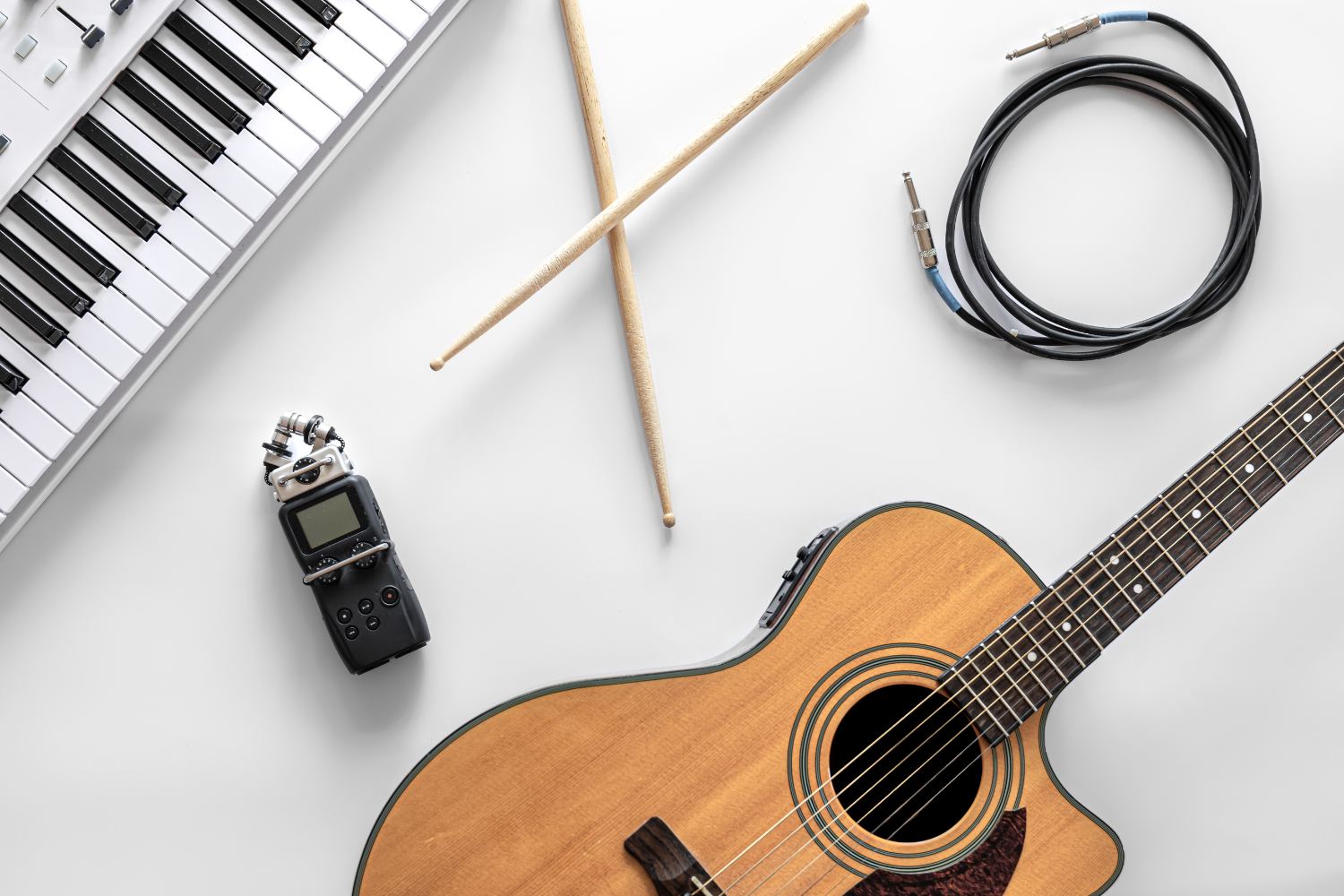 Instrumentacja w muzyce filmowej: jak tworzyć nastroje i emocje za pomocą różnych instrumentów